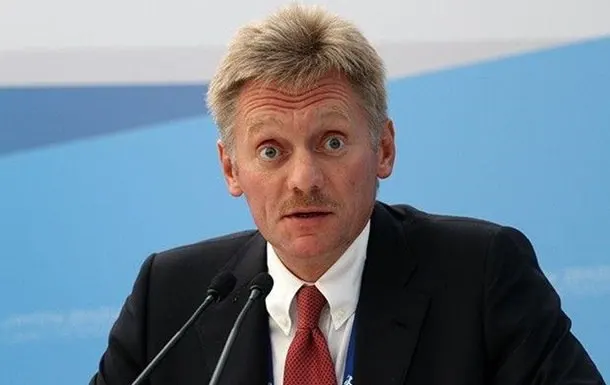 Пресс-секретарь заявил, что в РФ журналисты работают без ограничений и власть сотрудничает со всеми представителями прессы, в то время как в США практика иная.