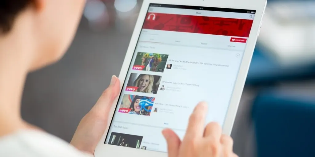 YouTube стал основным драйвером роста видеопотребления в России за первую половину 2026 года, в то время как показатели других платформ снизились.
