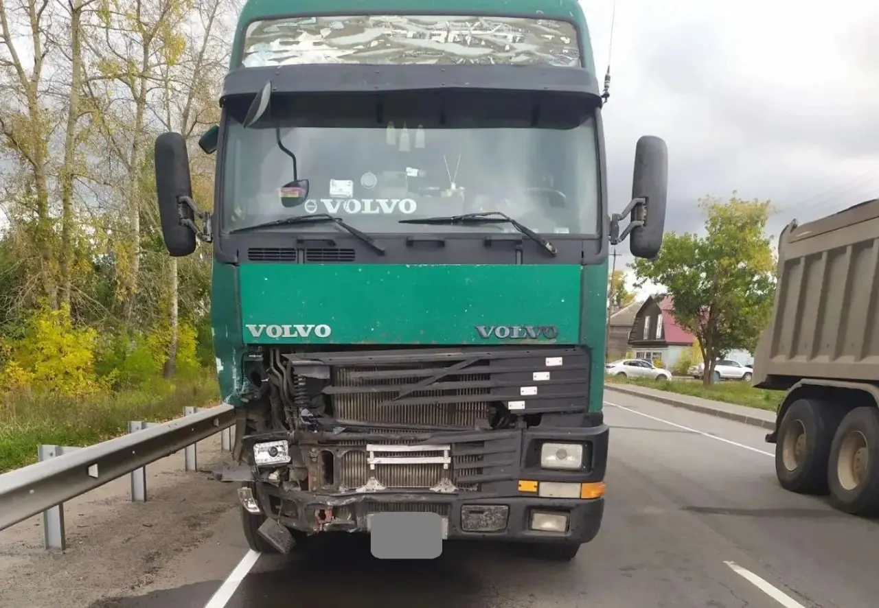 На трассе «Вятка» в Котельничском районе грузовой автомобиль раздавил легковушку; пострадал водитель.