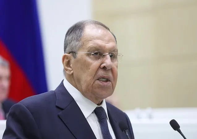 Министр иностранных дел РФ характеризовал событие как эскалацию; закрытие дипмиссий в Бонне и Берлине рассматривается как ответ на происшествие в аэропорту Лейпцига.