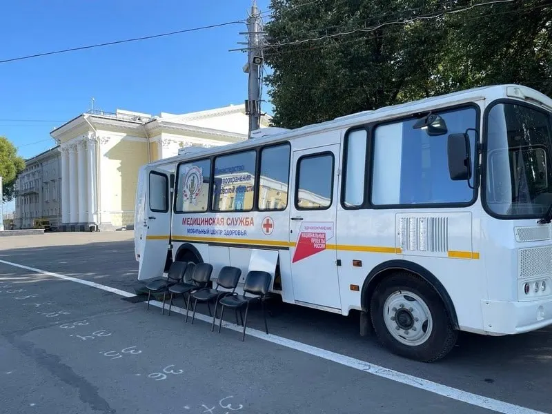 В регионе продолжают работать мобильные пункты вакцинации и поликлиники; прививку можно получить по месту жительства и по указанным адресам.