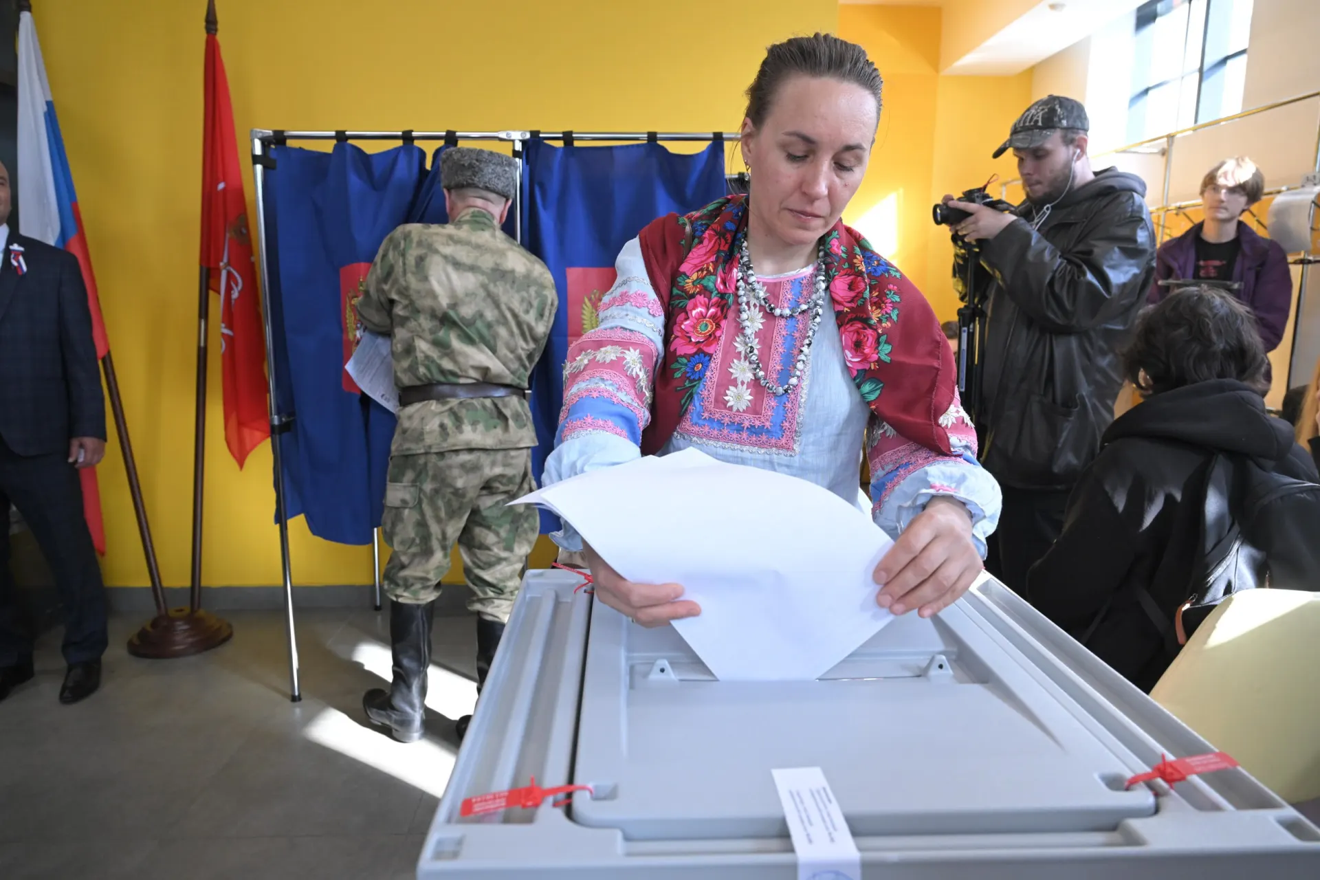 В первый день голосования фиксируются агитационные акции, перебои на участках и сюжеты по регионам, включая случаи с детьми и кибератаками.
