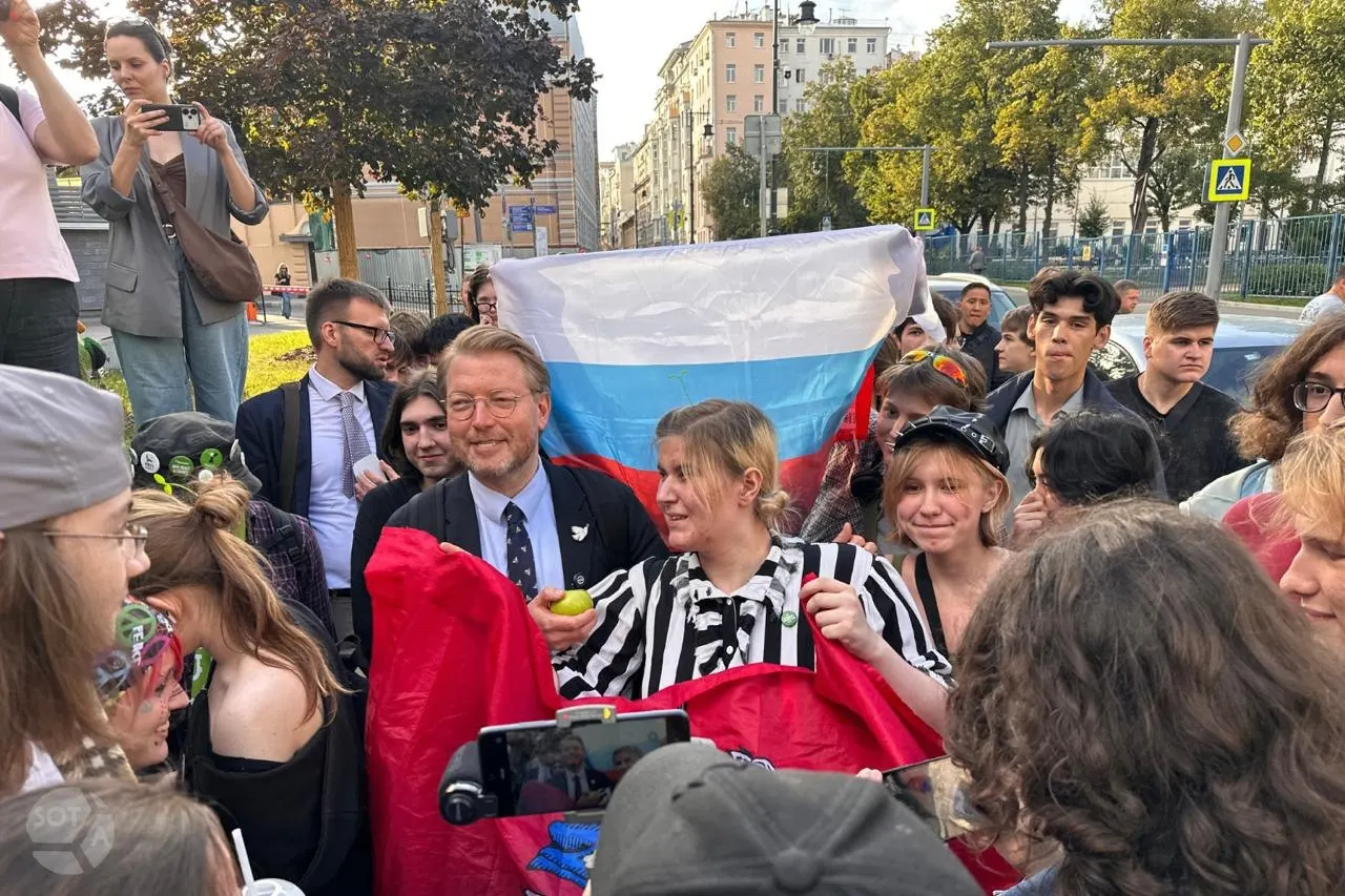 Верховный суд отказался передавать жалобу на отмену регистрации федерального списка «Яблока»; дело рассматривалось около суток, решение об отмене регистрации подтверждено.