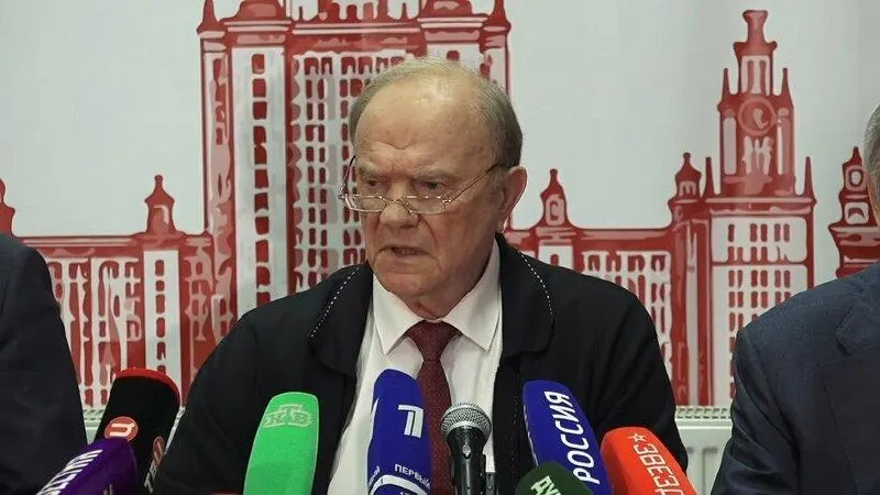 Лидер КПРФ заявил на брифинге, что текущий курс тормозит развитие страны и грозит экономическим и социальным кризисом, если не сменить направление политики.