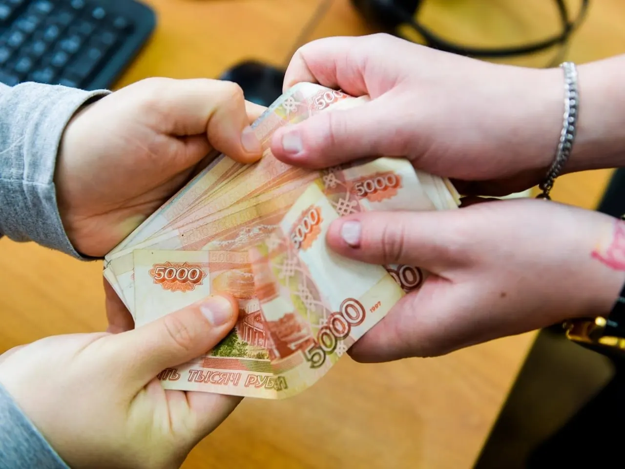 Во II квартале 2026 года чистая медианная зарплата региона составила 56 073 рубля; покупательская способность этой суммы эквивалентна примерно 2,32 набора товаров и услуг.