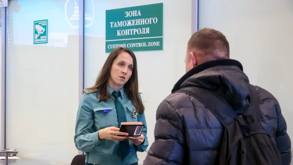 Указ вступает в силу 1 мая и ограничивает вывоз физического золота в слитках более 100 граммов за пределы страны, а также запрет на вывоз наличных рублей свыше эквивалента 10 тыс. долларов. Документооборот и контроль за валютными операциями усиливаются.
