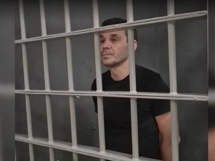 14 лет колонии строгого режима, два года ограничения свободы и штраф 200 тысяч рублей по делу о госизмене; расследование затрагивает денежные переводы в поддержку формирований ВСУ.
