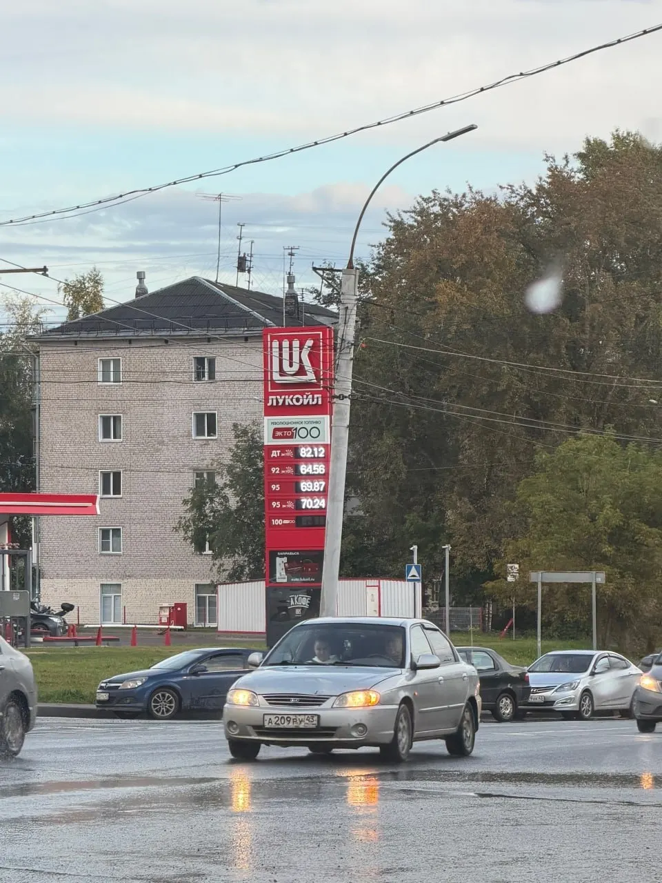 По данным водителей, на отдельных заправках города сохраняется дефицит бензина и очереди, ситуация может меняться.