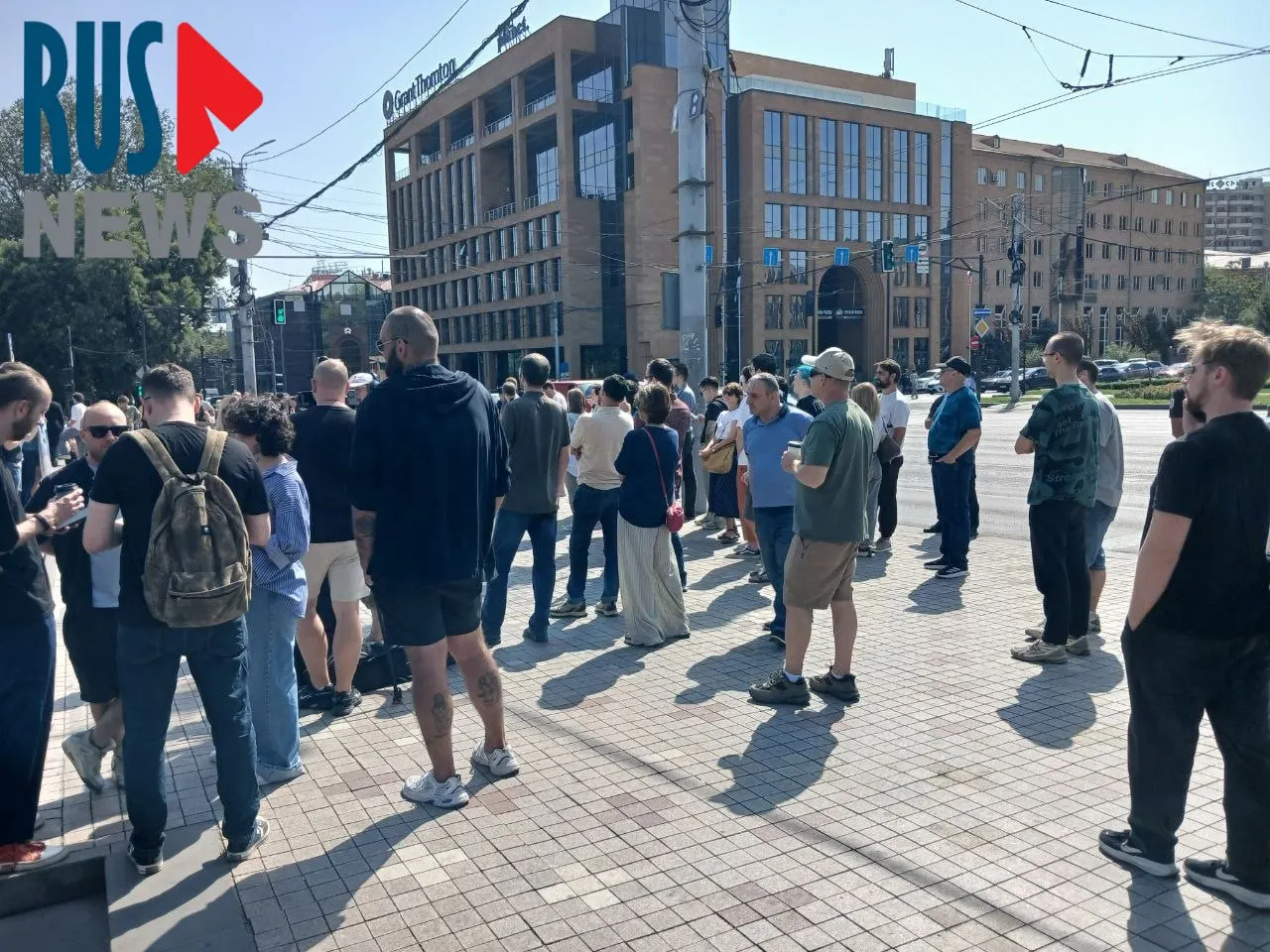 У российского посольства в Ереване образовалась длинная очередь желающих проголосовать; рядом проходит митинг примерно из ста человек.