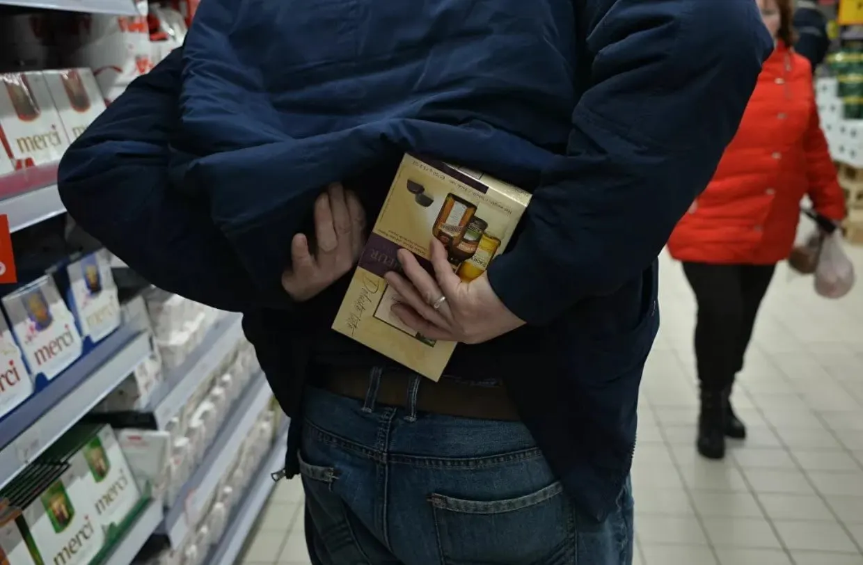 20-летний кировчанин 18 раз похитил алкоголь, продукты и средства гигиены на сумму свыше 80 тысяч рублей за период с марта по июль 2025 года; суд вынес приговор.
