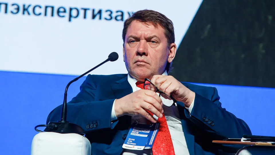 Гендиректор государственной комиссии по запасам полезных ископаемых задержан по обвинению в получении взятки; следственные действия продолжаются.