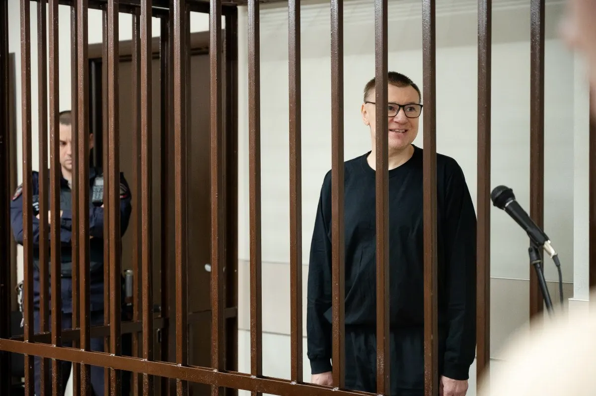Кировский юрист Антон Долгих обвиняется в угрозах сотруднику ФСИН и нападении на него. Ранее он был осужден по делу о взятках и злоупотреблениях, но срок за учтен в СИЗО и освободился. В октябре 2026 года его задержали по делу о применении насилия к представителю власти.