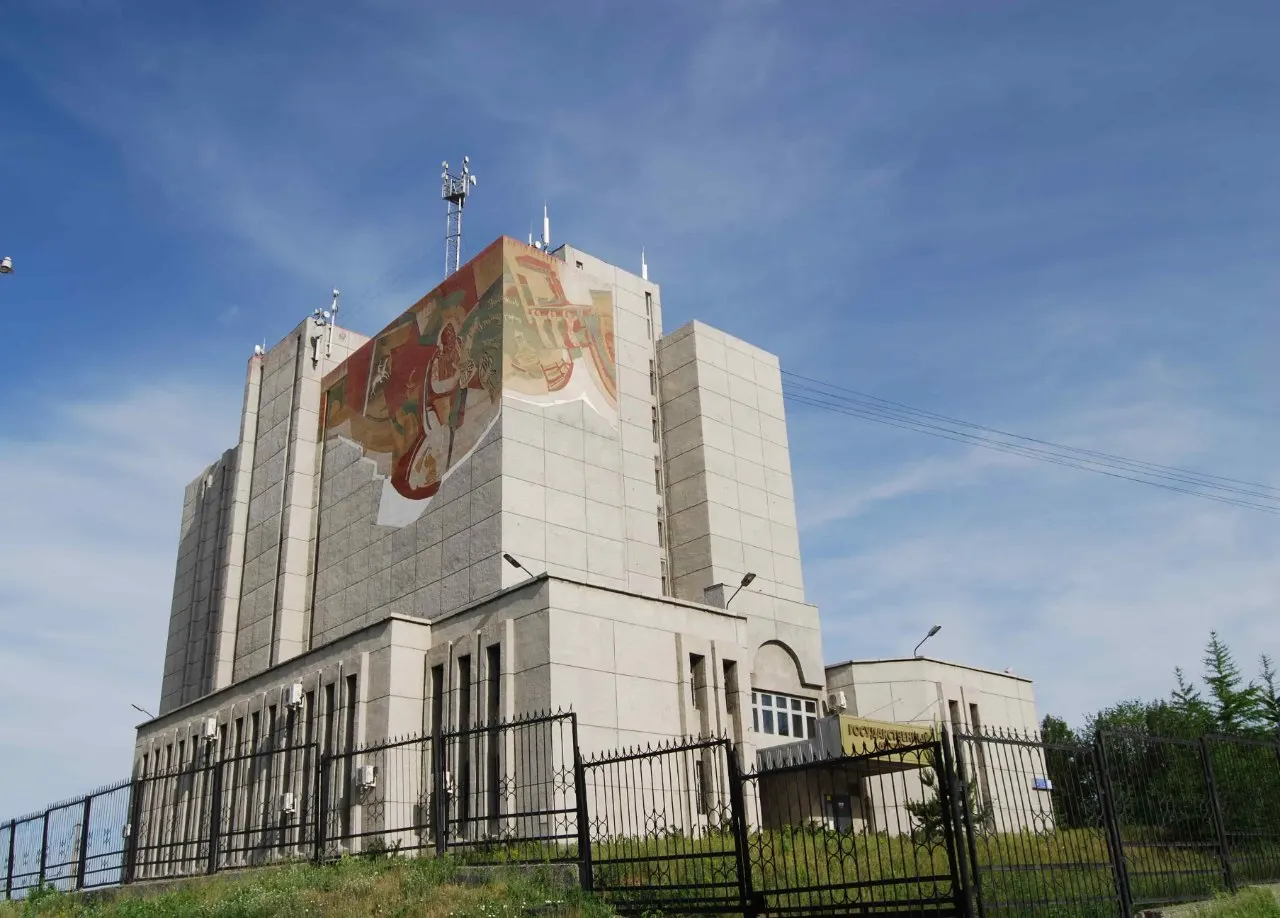 Правительство разрешило закрывать не только секретные, но и несекретные архивные материалы о репрессиях; новая процедура требует заключения комиссии и решения руководителя, что усложняет работу исследователей.