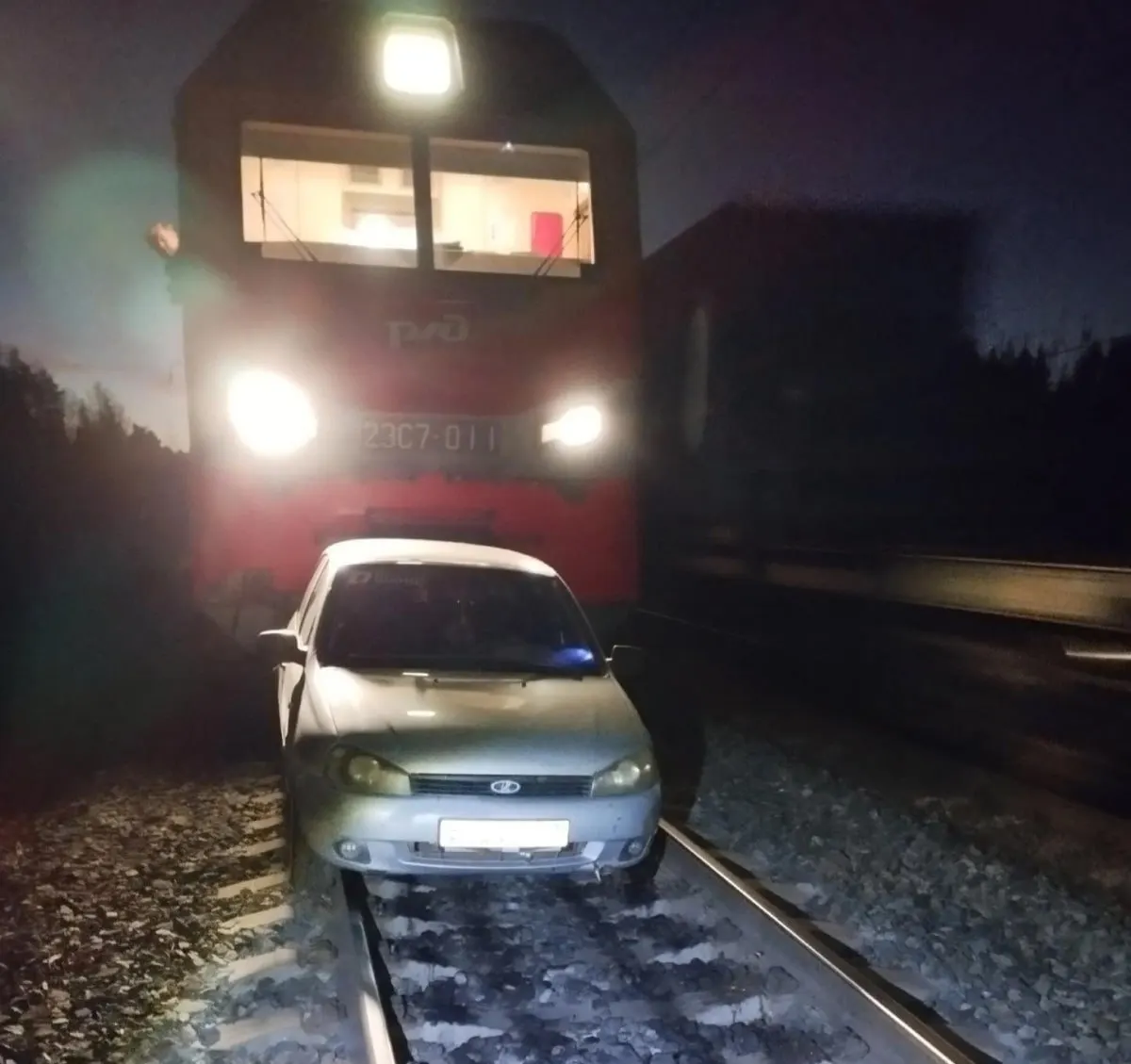 В ночь на 21 октября поезд столкнулся с легковым автомобилем между станциями Поздино и Лянгасово; пострадавших нет.