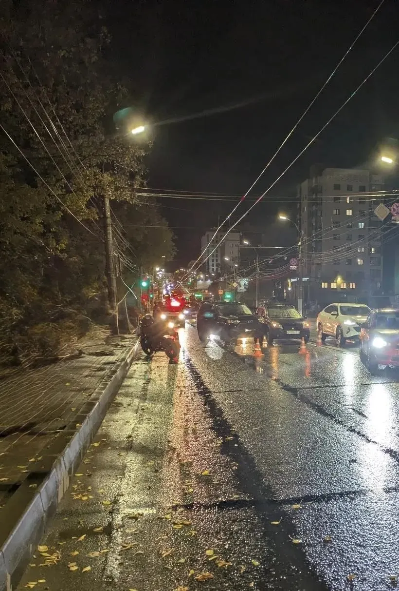 29-летний водитель мотоцикла «Кавасаки» наехал на 41-летнего пешехода на улице Московской. Оба пострадали.