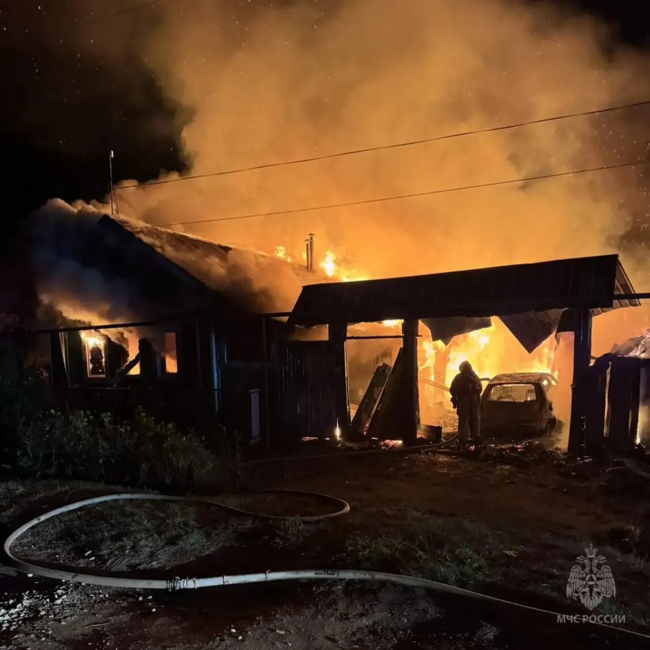 Пожар в селе Новый Бурец уничтожил жилой дом и хозяйственные постройки; погиб 54-летний хозяин. Гостья, находившаяся в доме, спасена, пострадавших нет; причины пожара устанавливаются.