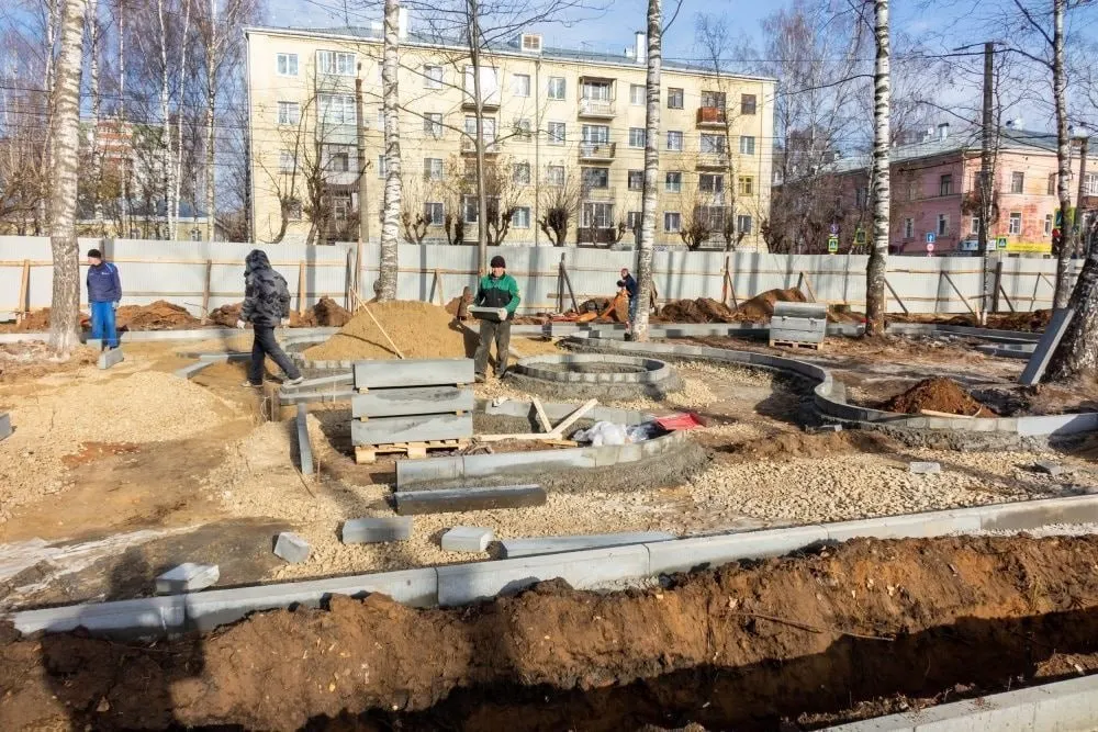На общественной территории в Кирове создают сквер Надежды: уложат плитку, установят ограждения и высадят кустарники, планируется лабиринт из живой изгороди.