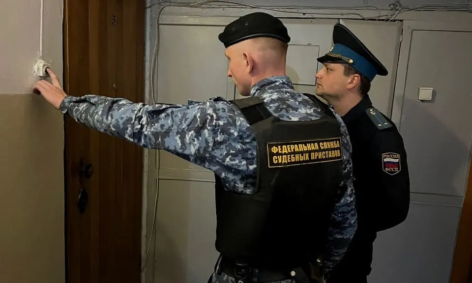 57-летняя местная жительница задолжала 516 тысяч рублей. Судебные приставы наложили арест на квартиру в Нагорске, но долг погасили в тот же день, включая исполнительский сбор.