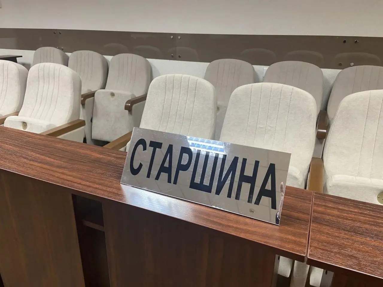 В предлагаемом проекте сокращают число присяжных вдвое, а решение будет приниматься совместно с судьями в совещательной комнате.