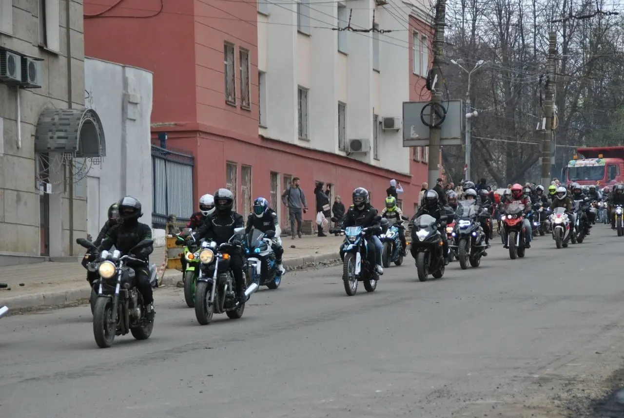 Байкеры соберутся на Театральной площади города, старт мероприятия — 12:00. Марш пройдет по Владимирской, Комсомольской и Октябрьскому проспекту.