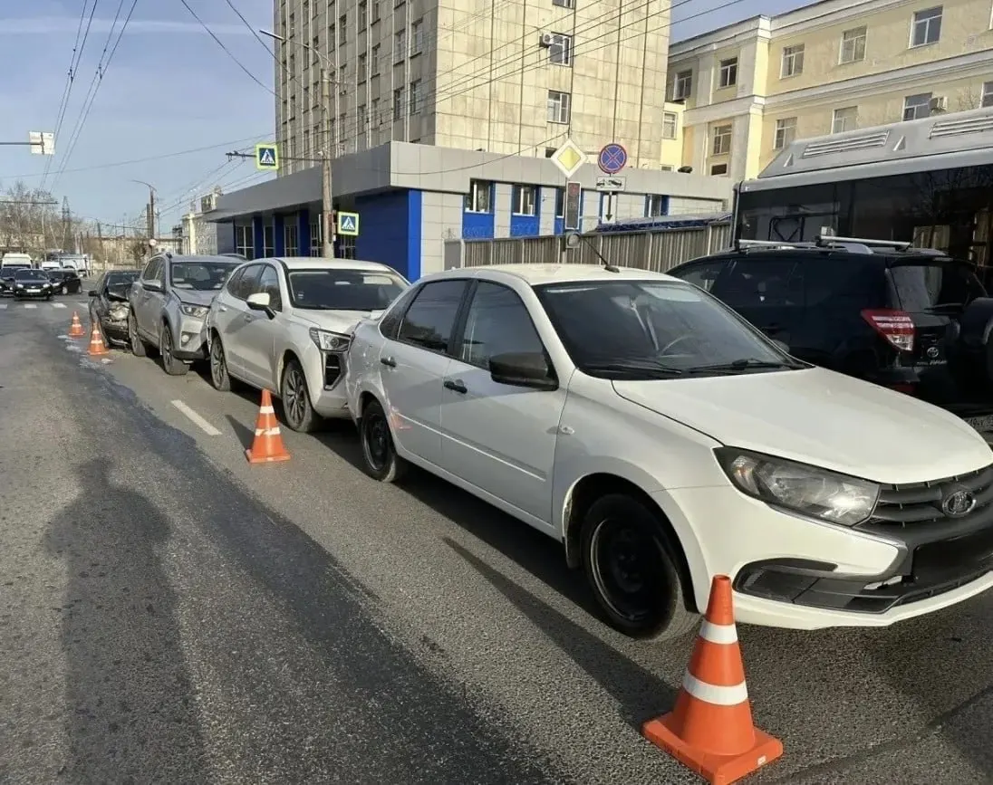 На Октябрьском проспекте произошло столкновение четырех автомобилей; пострадала 36-летняя водитель Toyota RAV4.