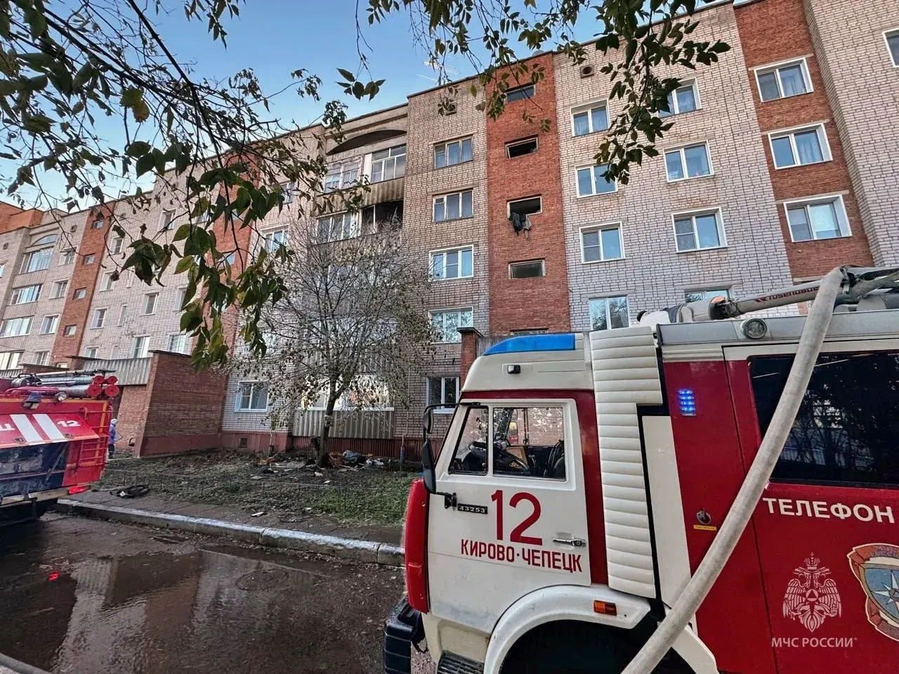 Пожар в пятиэтажке города Кирово-Чепецк: на месте обнаружено тело 55-летнего мужчины. Причины возгорания устанавливаются.