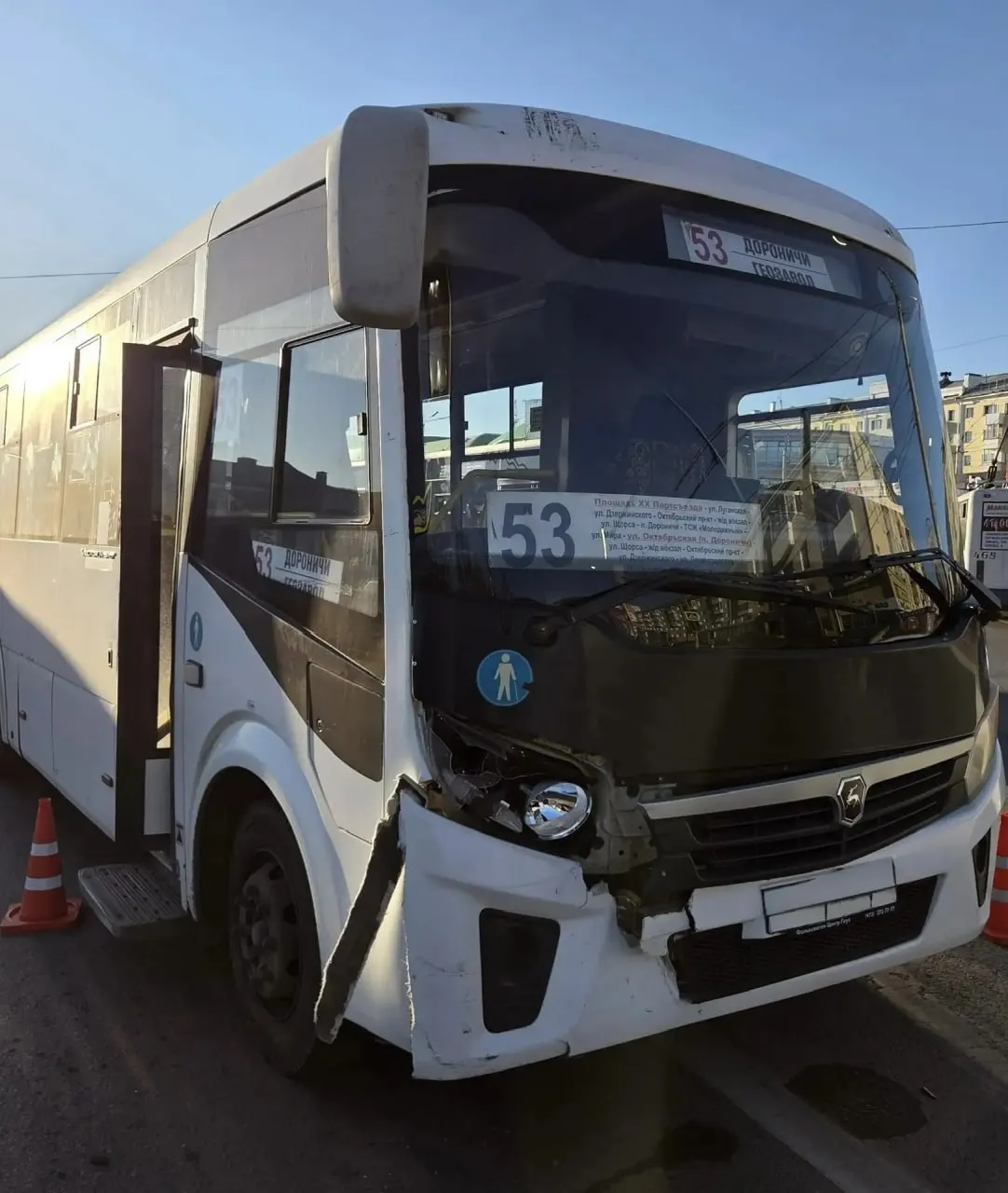 На ул. Комсомольской в Кирове произошло столкновение автобуса и легкового автомобиля; пострадали пять пассажиров автобуса: мальчик 8 лет, две 17‑летние девочки и женщины 35 и 40 лет.