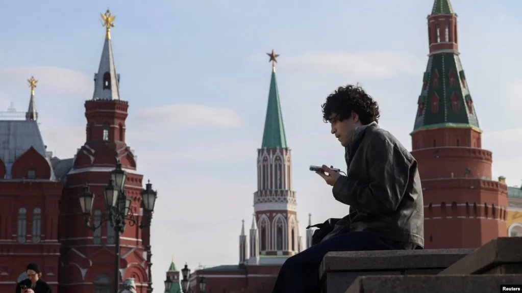 Законопроект предусматривает идентификацию несовершеннолетних в социальных сетях и сокращение времени доступа к интернету для детей до 14 лет; это вопрос национальной повестки, с аналогичными мерами в отдельных странах.