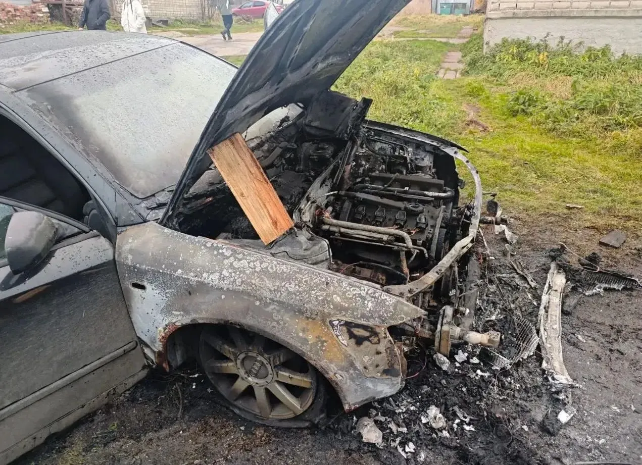 23-летний мужчина потребовал купить машину у знакомого, но получил отказ. Конфликт перерос в поджог, возбудили уголовное дело.