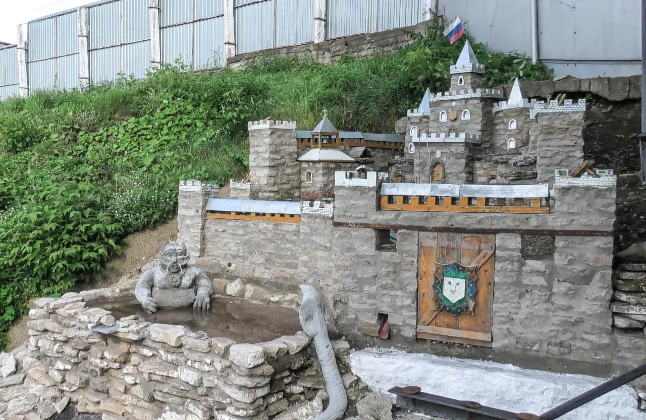В колониях Кировской области прошел конкурс ландшафтного дизайна, где представлены миниатюры замка, уличные часы из жестяных банок и водяная мельница.